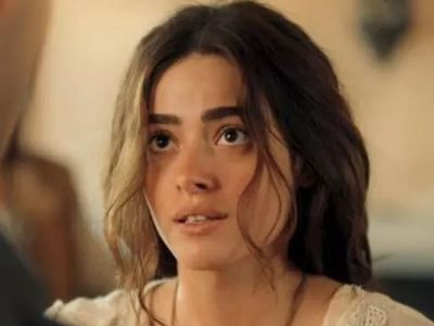 Aziz dizisinin yıldızı Efnan verdiği cesur pozlarla ağızları açık bıraktı! Simay Barlas'ın cüretkar pozları sosyal medyada gündem oldu