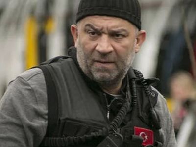 Arka Sokaklar'ın Mesut komiseri Şevket Çoruh'tan şaşırtan hareket! Eski eşi Günay Karacaoğlu'nun düğün pozuna yorum yaptı: 'Bu ne genişlik?'