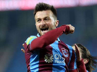Süper Lig'e veda eden Çaykur Rizespor, Şampiyon Trabzonspor'un futbolcusu Murat Cem Akpınar'ı transfer etmek istiyor!