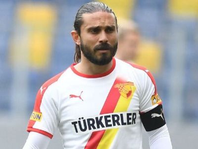 Süper Lig'den düşen Göztepe'nin futbolcularından Halil Akbunar, Fenerbahçe'ye transfer olmak üzere!