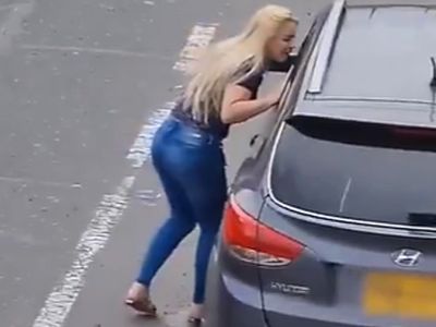 Kocasını arabada başka kadınla bastı! Sinirden deliye dönen kadın önüne gelene saldırdı işte o anlar...