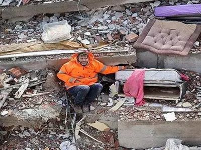 Enkaz yıkıntılarını film seti olarak kullanan Şahsi Meselemiz filmi Hataylıları öfkelendirdi!