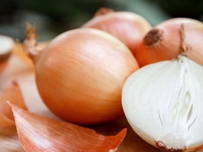 Soğana karanfil batırmak ne işe yarar? Soğana karanfil batırıp başucunuzda bekletmek o hastalığın doğal ilacı