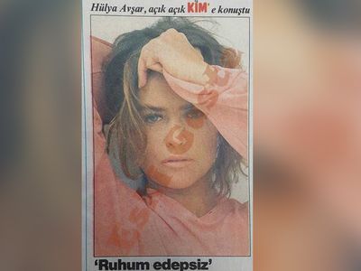 Ünlülerin geçmişteki gazete manşetlerinde düştüğü komik durumlar