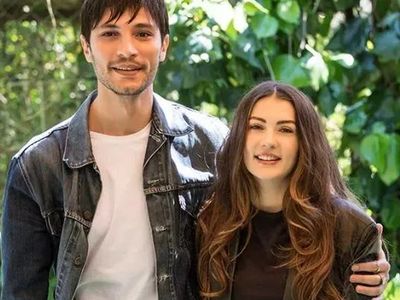 Burcu Özberk dekoltede sınır tanımadı! Şezlong üzerinde verdiği pozlar sosyal medyayı salladı ‘ Taş gibi olmuş...’