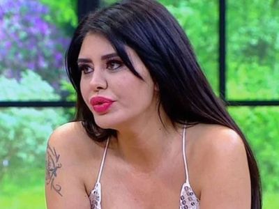 Eski hali merak edilen Ebru Polat Instagram hesabından yaptığı paylaşımla herkesi şoke etti! Sabah sabah yataktan üstsüz kalkan ünlü isim bir de poz verdi