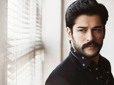 Ünlü oyuncu Burak Özçivit ödül törenine damga vurdu: Gazze açıklaması sosyal medyayı salladı! Böyle bir dünyayı kabul etmiyorum!