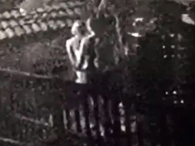Evinin önünde cinsel ilişki skandalı! Komşusu O anları kaydetti mide bulandıran görüntüler kısa sürede yayıldı