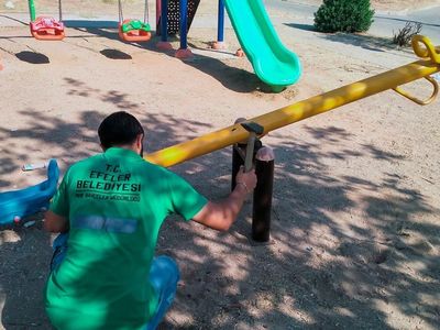 Efeler Belediyesi çocuk parklarını güvenli hale getiriyor