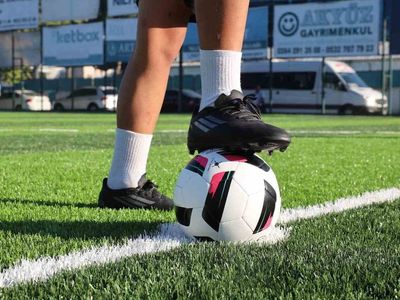 Harmanlıkspor sahasının zemini yenilendi ve ilk antrenman yapıldı