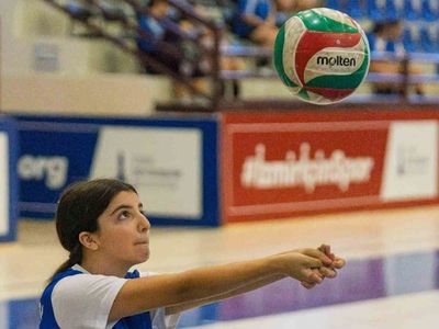 İzmir'deki spor okullarında voleybola olan ilgi artıyor