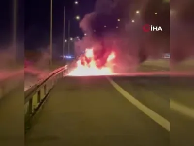 Silivri sapağında seyir halindeki otomobil alev aldı