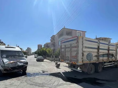 Karaman'da minibüs-kamyon kazasında iki kişi yaralandı