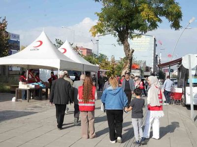 Muş'ta hayırseverlerin katkılarıyla kurulan iyilik çarşısı çocuklara umut oluyor