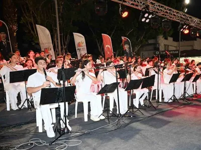 Kemer Belediyesi Cumhuriyet Orkestrası, genç yeteneklerle konser alanını doldurdu