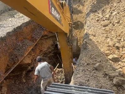Tuzla'da toprak altında kalan işçiyi kurtarma çalışmaları başladı