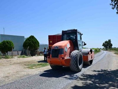 Manisa'da üreticilerin ulaşım sorununa çözüm: Sazköy yoluna yeni kaplama