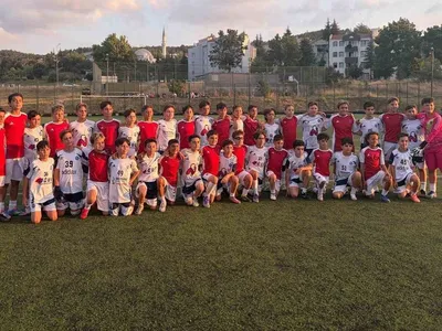 Bilecik’te dostluk kazandı: Kardeş takımlar hazırlık maçında buluştu