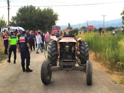 Turgutlu'da traktör devrildi: 4 işçi yaralandı