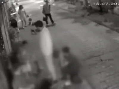 Beyoğlu'ndaki köpek kavgası kanlı bitti: Bıçaklama anı güvenlik kamerasında