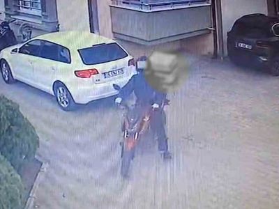 Kasklı hırsız motosikleti sürükleyerek çaldı