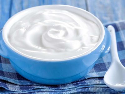 100 gram süzme yoğurt kaç kalori? Süzme yoğurt ne kadar tüketilmeli? Protein miktarı ile normal yoğurdu raflarda bırakacak süzme yoğurdun faydaları