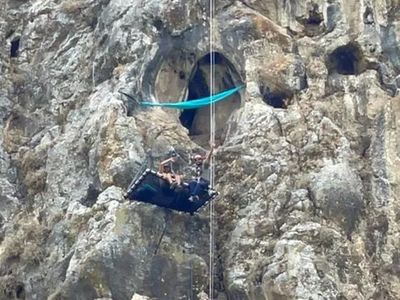 116 Metrede Hamak Yapıp Geceyi Geçirdiler!