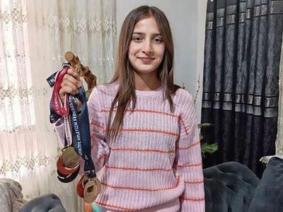 13 yaşındaki Emine Elif sırıkla atlamada Türkiye rekoru kırdı