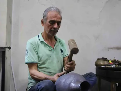 Uzun yıllar boyunca bakırcılık yapan usta, mesleğinin geleceğinden endişeli