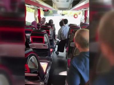 Kamyon sürücüsü yangını önlemek için suya daldı: O anlar cep telefonuyla kaydedildi