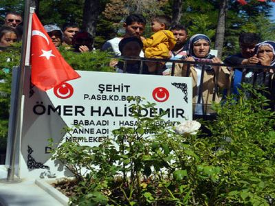 15 Temmuz'un kahramanına ziyaretçi akını! Ömer Halisdemir kabrinde yoğun ilgi