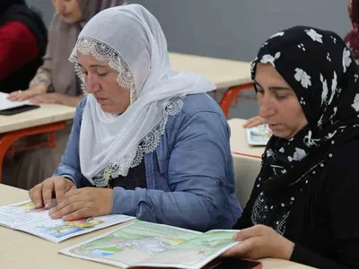 Adana'da kadınların hayalleri gerçek oldu: Okuma-yazma kursuyla mezuniyet coşkusu