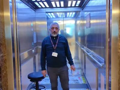 16 Yıldır Hayatını 2 Metrekarelik Asansörde Geçiriyor