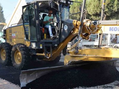 Söğüt’te asfalt serim çalışmaları başladı: Başkan Durgut uygulamanın başında
