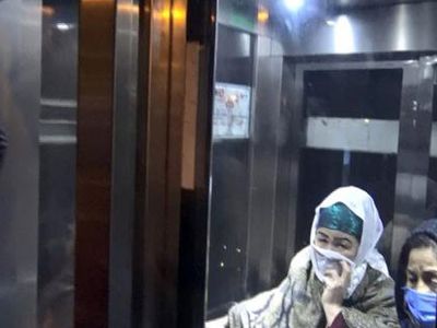 2 Kadın Metrobüs Asansöründe Kaldı
