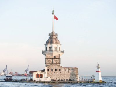 2 yıldır güçlendirilme çalışmaları yapılıyordu: Kız Kulesi yeniden ziyarete açıldı