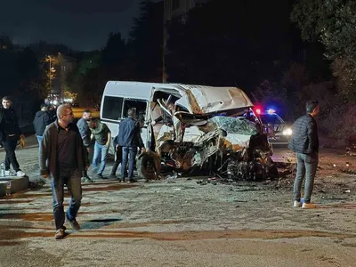 Karabük'te işçi servisi elektrik direğine çarptı, 6 kişi yaralandı
