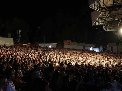 Özcan Deniz festivalde unutulmaz bir final konseriyle Bursalıları mest etti