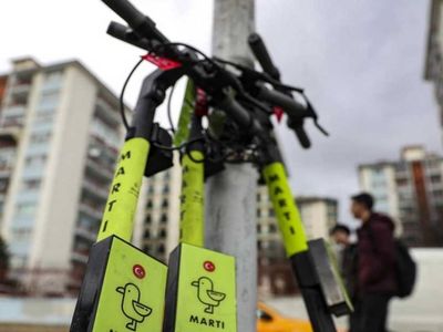 3 kişi scooter’a bindiler: Bebeğin hayatını da riske ettiler