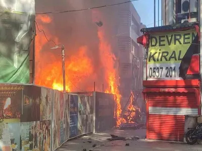 Yangın panik yarattı: Kocaeli'de konteyner alev alev yanarken mahalleli sokağa döküldü