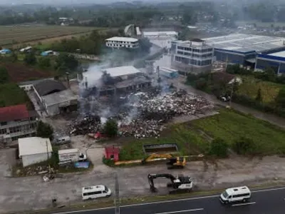 Düzce'deki kapı fabrikasındaki yangın sonrası kalanlar havadan görüntülendi