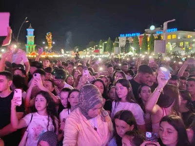 Selendi'de coşku dolu bir gece: Merve Özbey sahne aldı