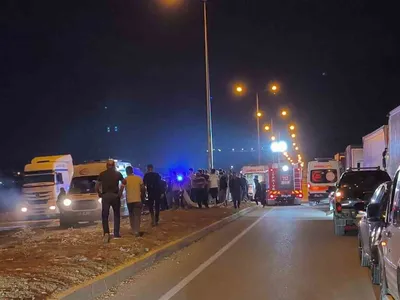 Hatay'da takla atan otomobilin iki tır sürücüsünün üzerine düşmesiyle 6 kişi yaralandı
