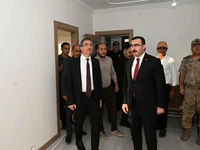 Vali baruş, çat'taki deprem konutlarını yerinde inceledi