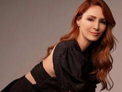 43 yaşındaki Mine Tugay'ın mini etekli pozu sosyal medyayı salladı!