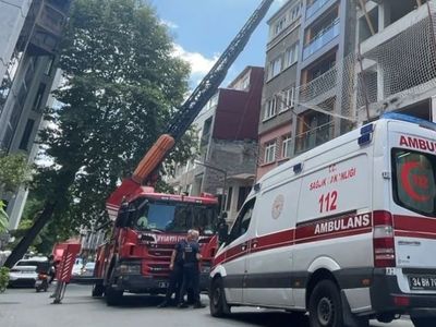 Beyoğlu'nda çatıdaki çıplak kişi turist çıktı