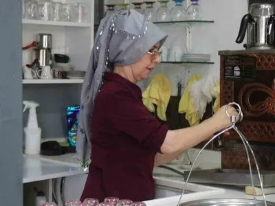 Çay bardağında önyargıları eriten kadın: 5 çocuk annesi kıraathane işletiyor