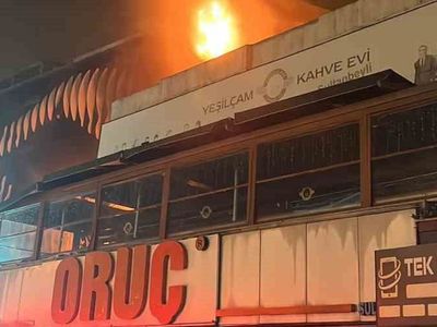 Sultanbeyli'deki alışveriş merkezinde çıkan yangın paniğe neden oldu