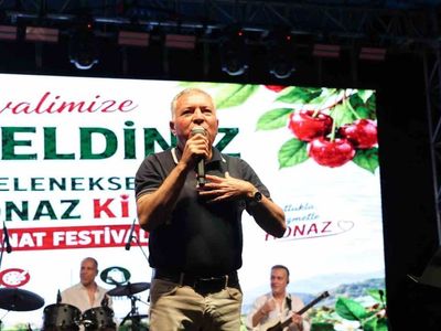 48. geleneksel honaz kiraz festivalinde reyhan karaca rüzgarı