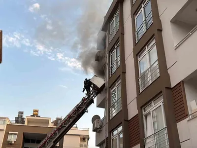 Antalya'da apartmanda çıkan yangın, daireyi kullanılamaz hale getirdi